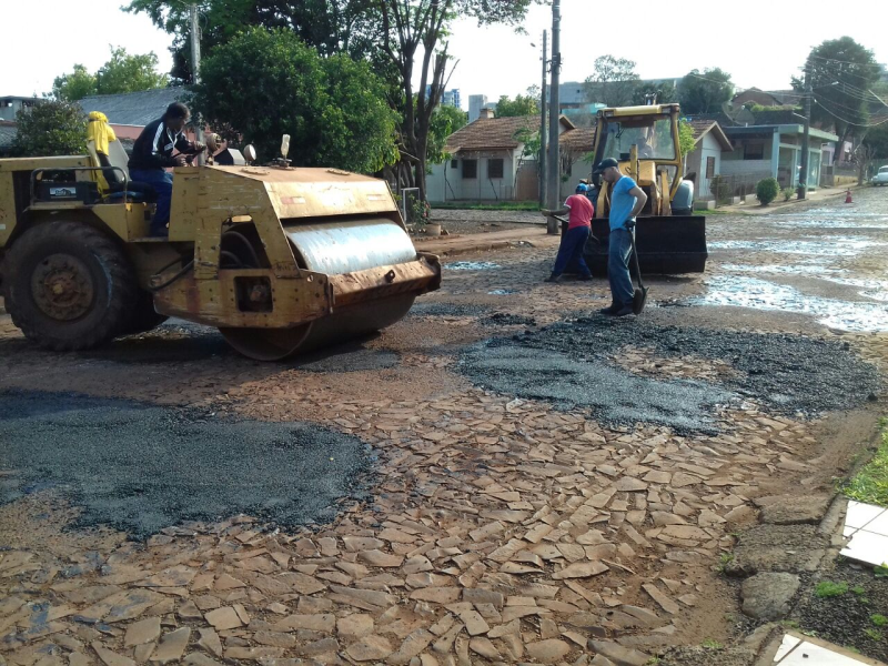 Prefeitura inicia reparos em ruas de calçamento